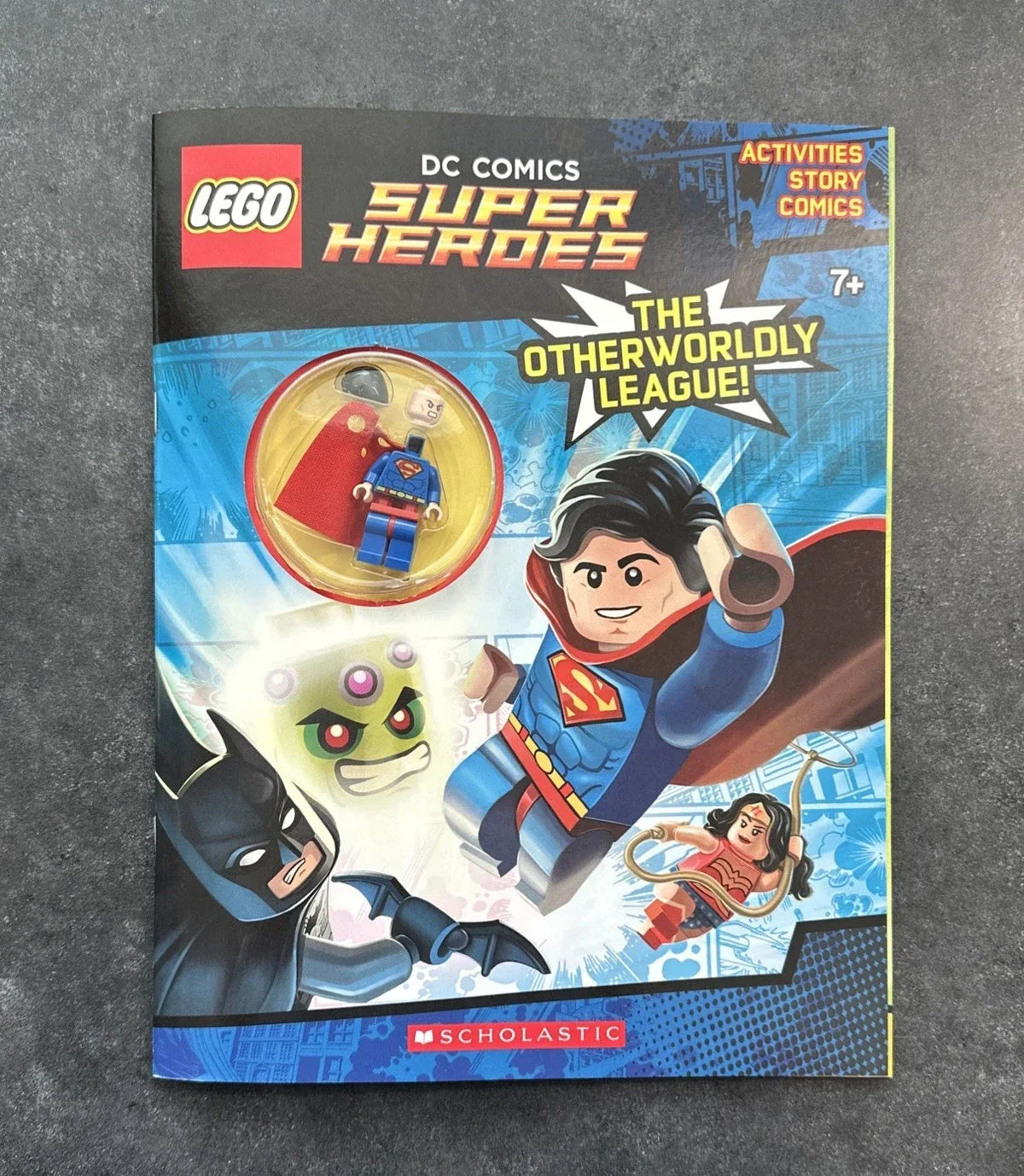 DC Comics Super Heroes The Otherworldly League - Official LEGO® book with Mini-Fig